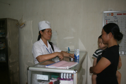 Trạm y tế xã Yên Bồng thường xuyên cung cấp và tư vấn thuốc CSSKSS cho chị em phụ nữ trong xã.